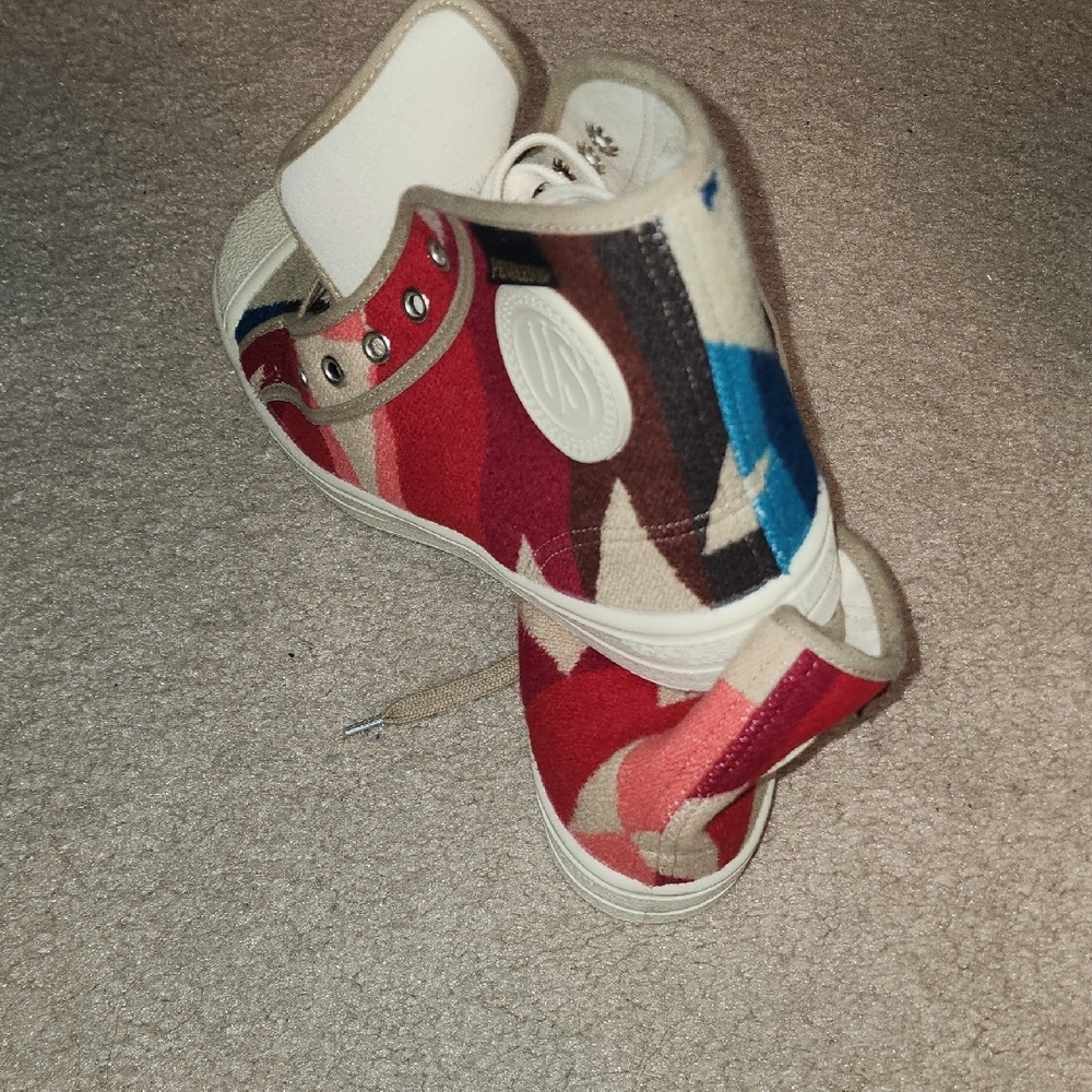 NEW Unworn Pendleton Red and Tan Geometric Patterned Sneakers - Picture 5 of 9